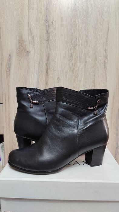 Продам женские сапоги