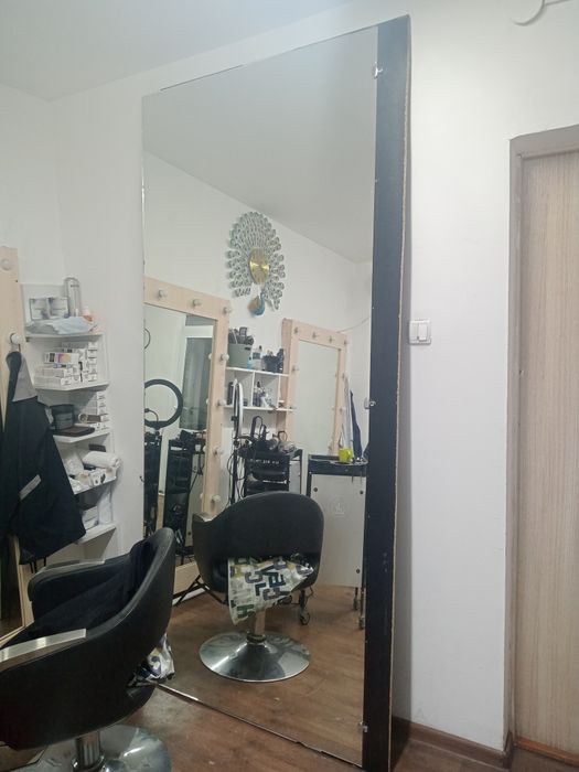 Айна сатылады сұлулық салонында тұрған .