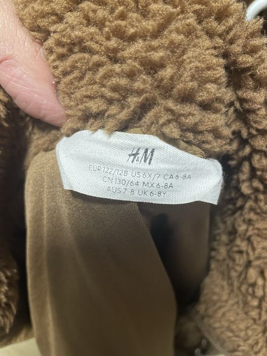 Vând pachet cu trei perechi de pantaloni și hăinuță pufoasă!