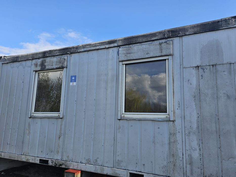 Termopan SH, ferestre cu sistem de rotobasculare, cu rulouri exterioare, un geam este format din 3 ochiuri, ușa este cu sistem de închidere,100/buc.