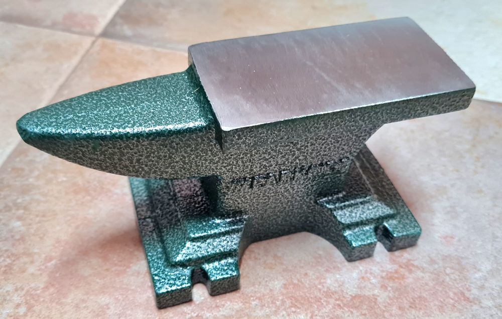 Наковалня, малка и голяма, ковашки чук, наковалня релса.