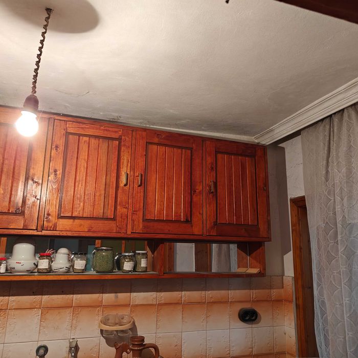 Кухненски горен шкаф от масив