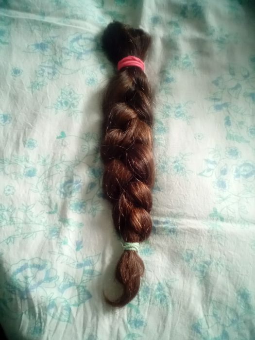 Продаю натуральные волосы. Длиной 32 см. Пострижен в декабре месяце.