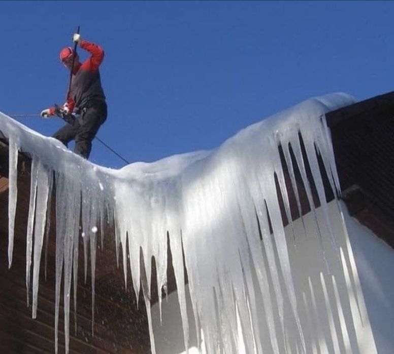 Сбив сосулёк с крыш ,уборка снега на технике