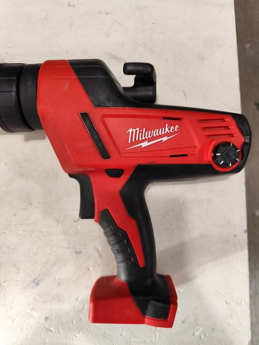 Акумулаторен пистолет за силикон полиуретан Милуоки Milwaukee C18 PCS