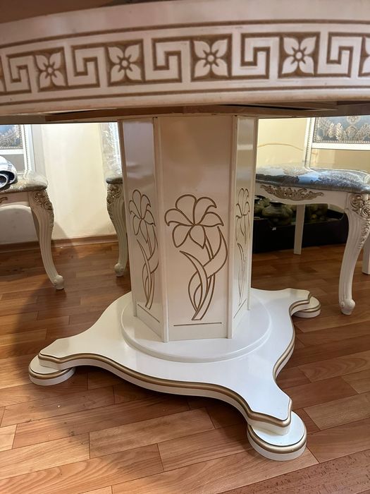 Стол и стулья 4 шт новые