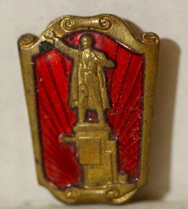 Продавам колекция от значки - антикварни и нови