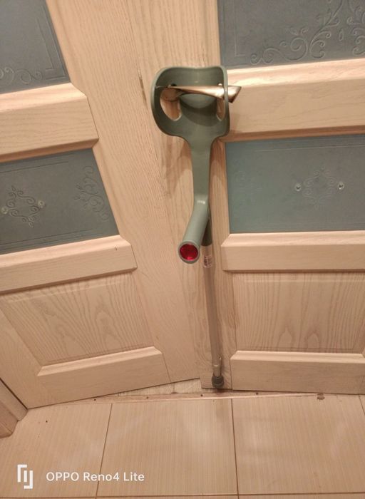 Продам локтевой костыль.