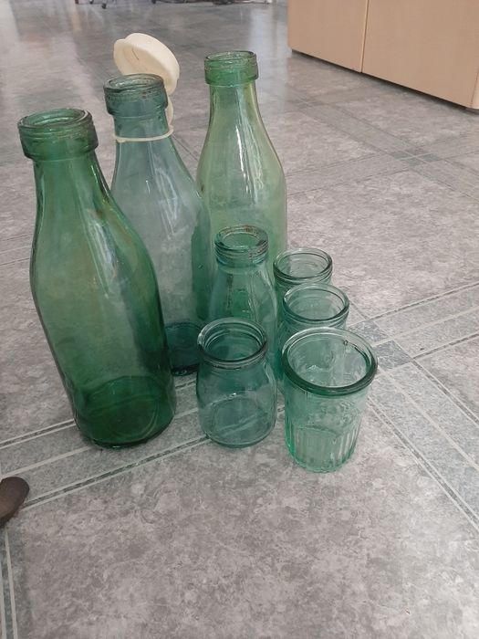 Sticle lapte și borcane vechi