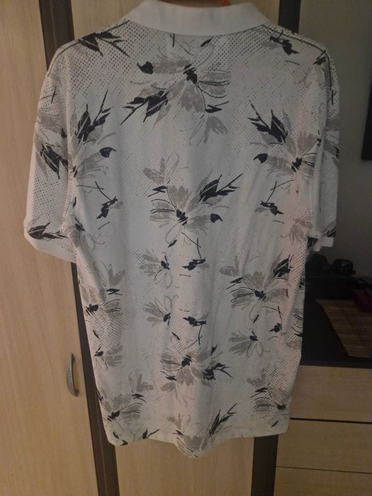 Продават се мъжка тениска