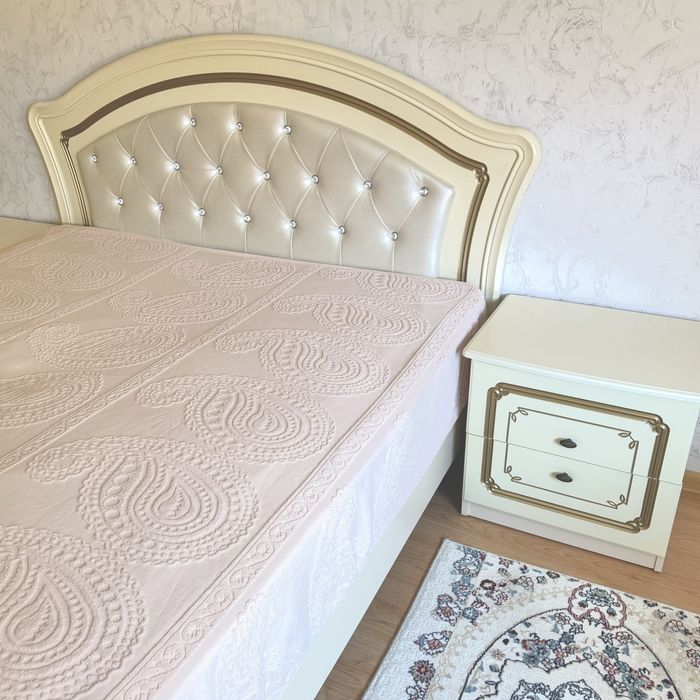 спальный гарнитур ,коврики в подарок