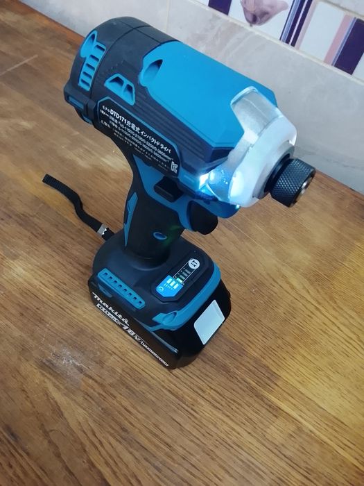 Autofiletanta impact Makita DTD171 cu baterie de 6A. Produs NOU