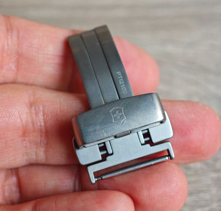 Victorinox I.N.O.X. Carbon Mechanical с подарък Victorinox Onyx Black Limited Edition.