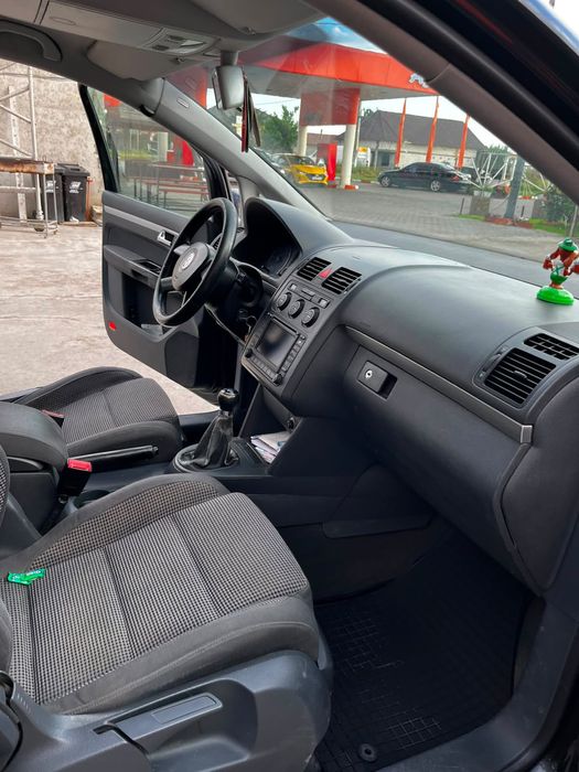 Vând  Volkswagen Touran