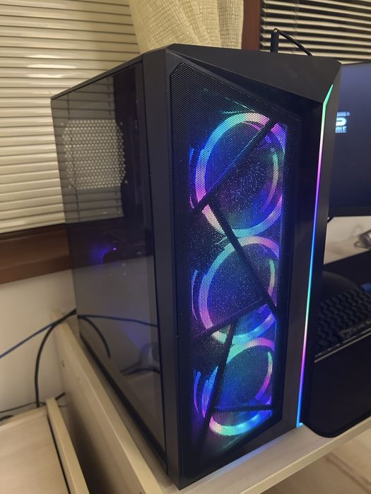 Гейминг компютър с монитор