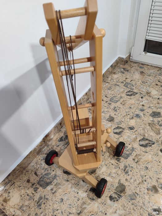 Дървена играчка кран