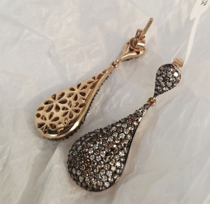 Красивы  серьги  с утонченным дизайном