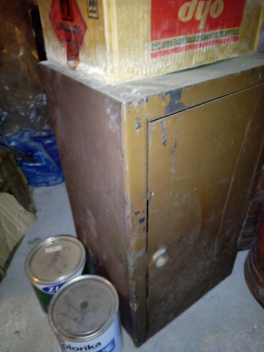 Сейф. металлический