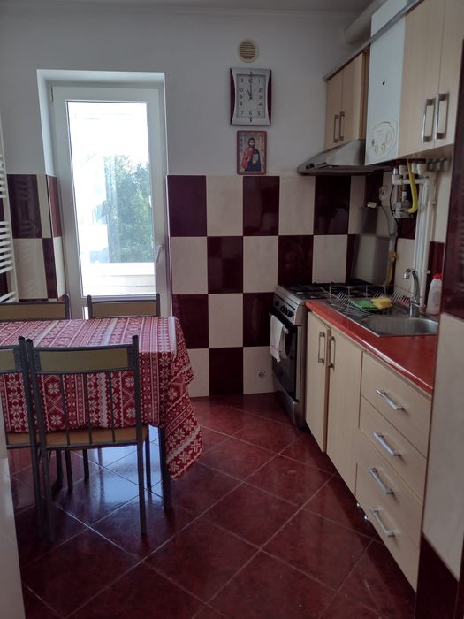Închiriez apartament cu 3 camere.