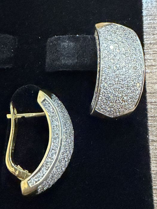 Продам серьги золотые с бриллиантами.