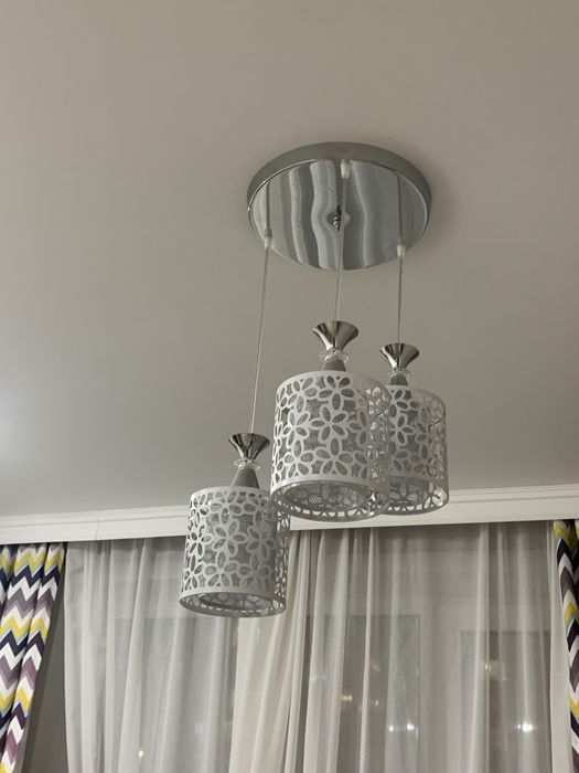 В продаже люстра