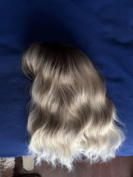Peruca noua blond ombre cu șuvite ondulata