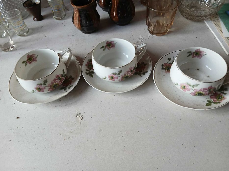 Чаши чинии вази и други