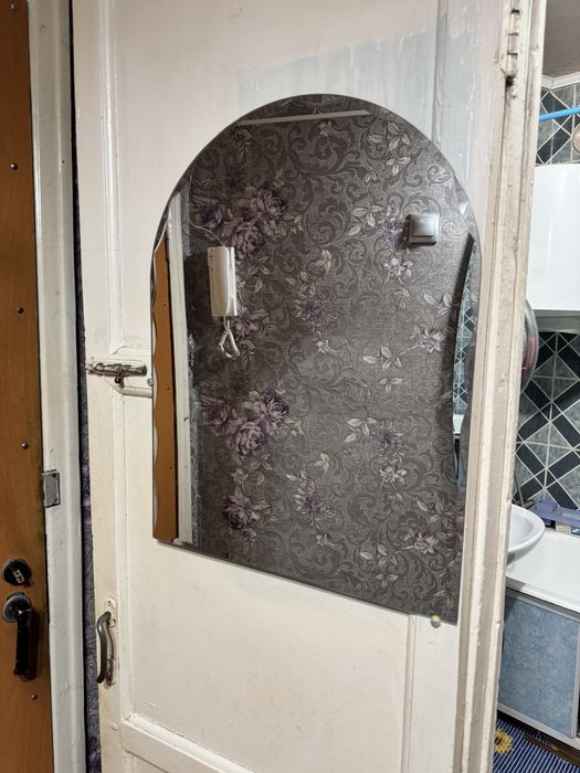 Продам настенное зеркало