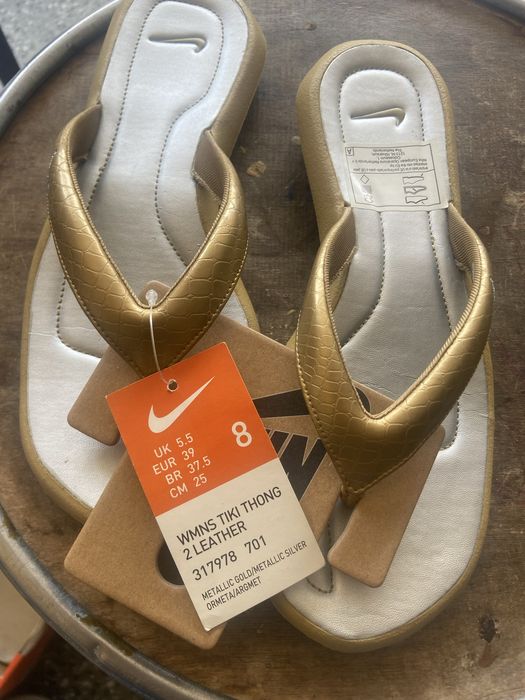 Чехли Nike , чисто нови с кутия.Лимитирана серия