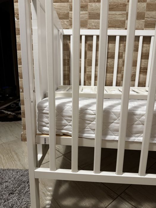 Vand patut bebe include(saltea de cocos si setul cu aparatori si cearceaf)