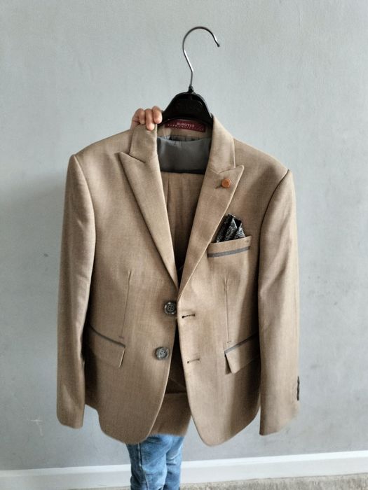 Продам пуховики ,платья