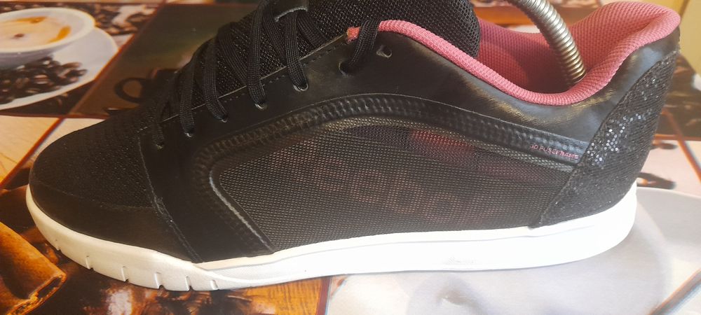 Vând urgent adidași Reebok mărime 42