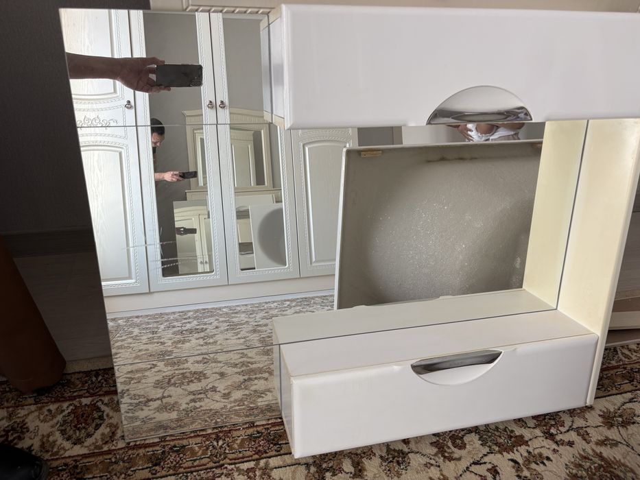 Зекркало со шкафом