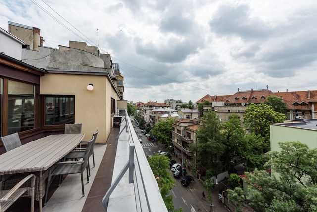 Apartament deosebit de închiriat – 70 mp + terasă 50 mp – Bd. Dacia, vis-a-vis de Liceul Virgil Madgearu (Piața Romană)