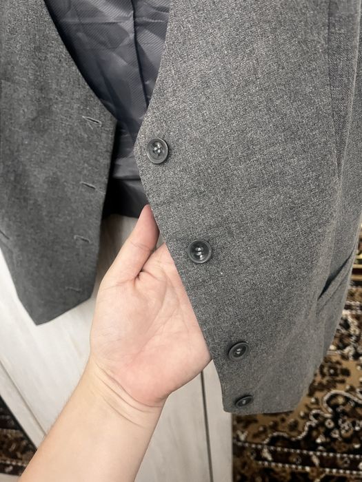 Жилетка женская много не носили одели пару раз сшита идеально