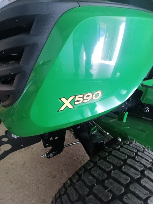 Tractor tuns iarba John Deere x590