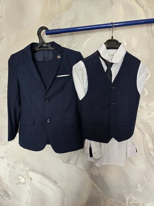 Продам школьный костюм