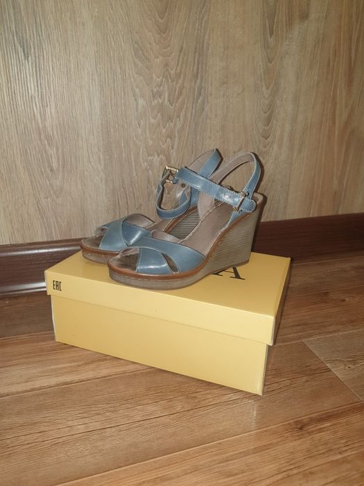 Продаю  женские сапоги