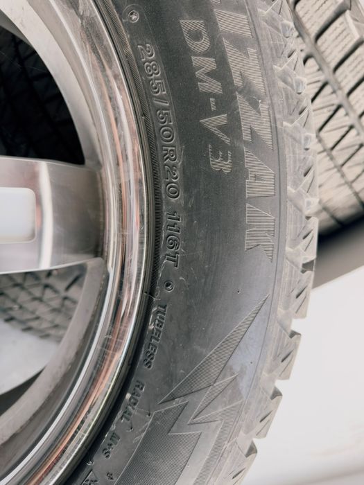 Зимнии шины с дисками 285/50R20