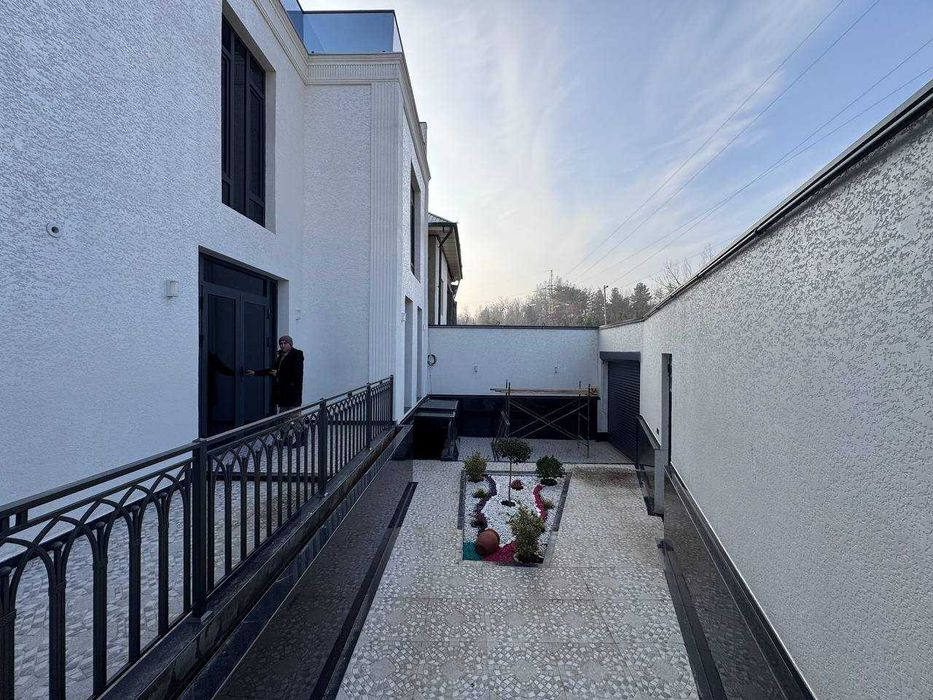 Новый коттедж возле Батанического сада 2,26 сотки 3 уровня 315 кв.м.