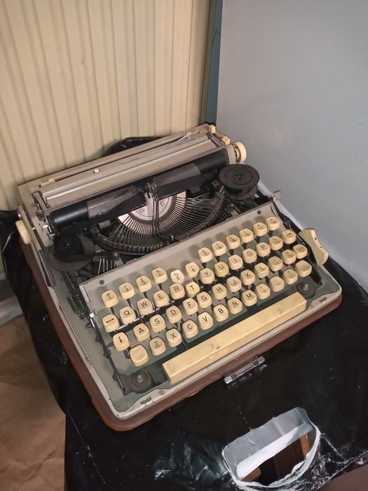 Стари  телефони  пишеща машина