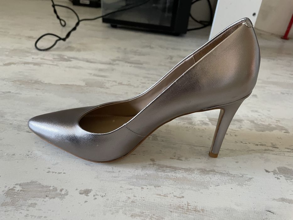 Продам туфли лодочки .Золото