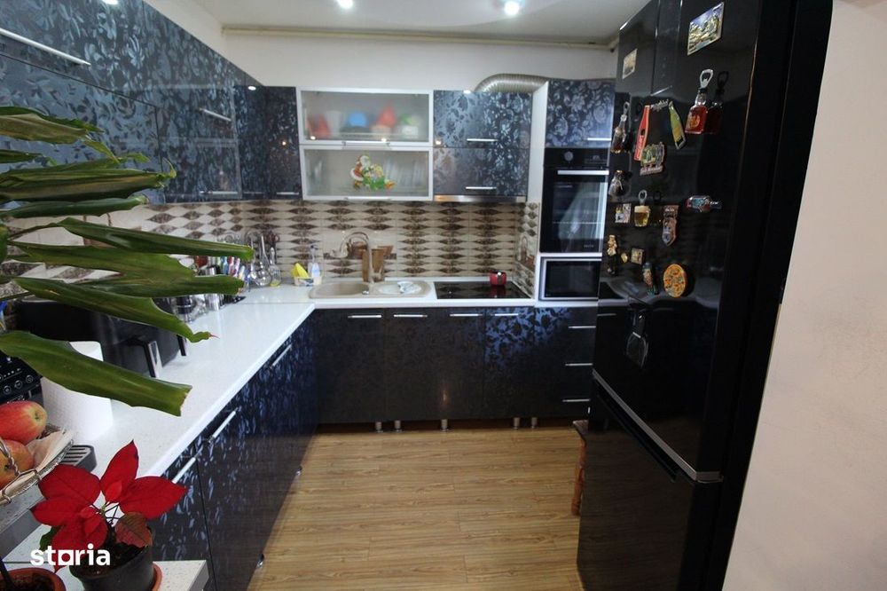 Vând apartament 2 camere în Hunedoara, zona Micro4-Stadion, 46mp