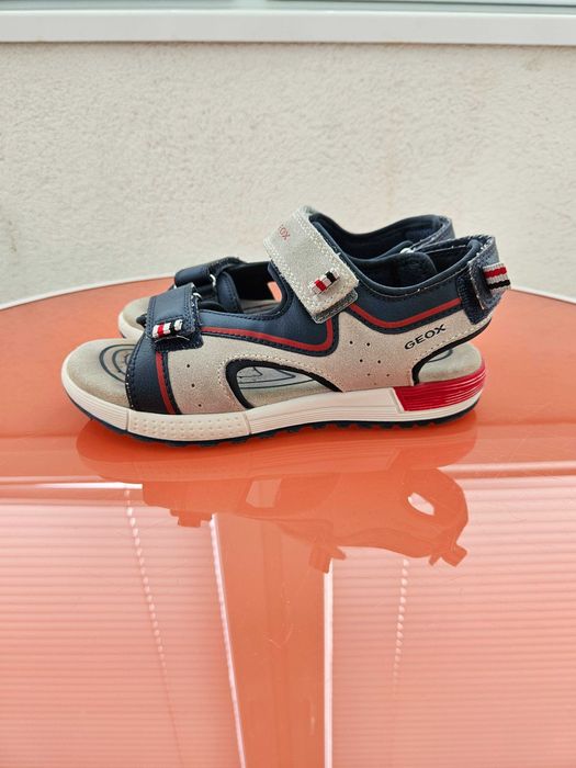 Детски сандали GEOX за момче номер 33. Много запазени.