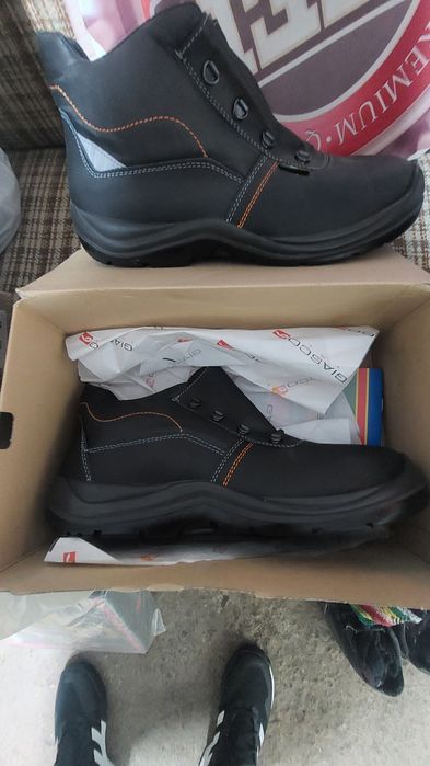 Работни обувки с бомбе