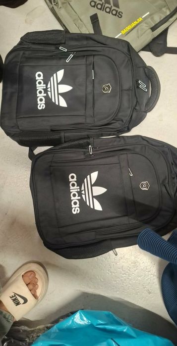 Ghiozdan Adidas și Nike