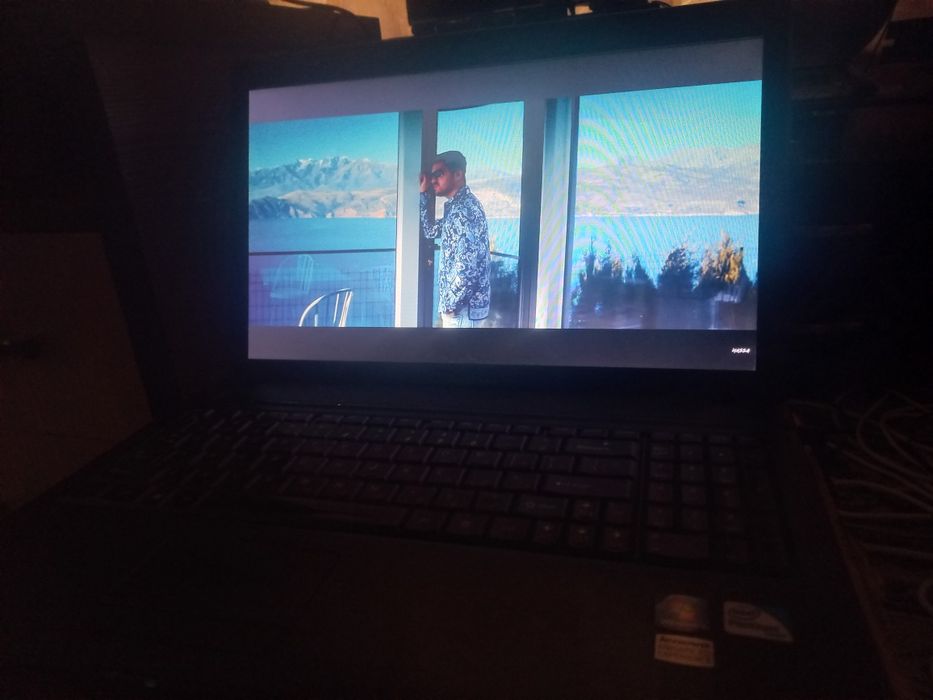 Notebook Lenovo ideal holati tiniq ofisnoy holati yangi.