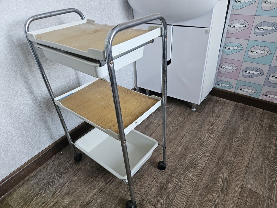 Продаю помощник в парикмахерскую . 2 кресла .