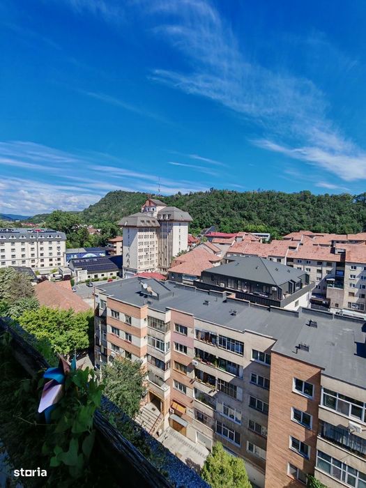 Apartament 3 camere – Central, Zăvoi | Renovat | Vedere panoramică