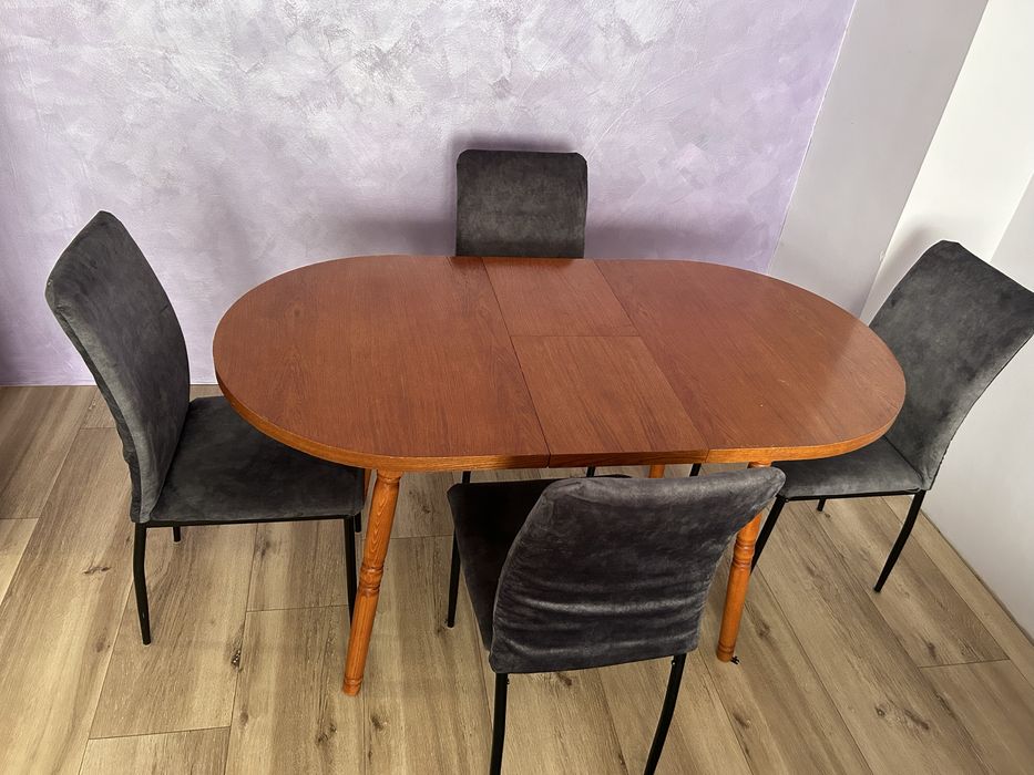 Трапезна маса със столове